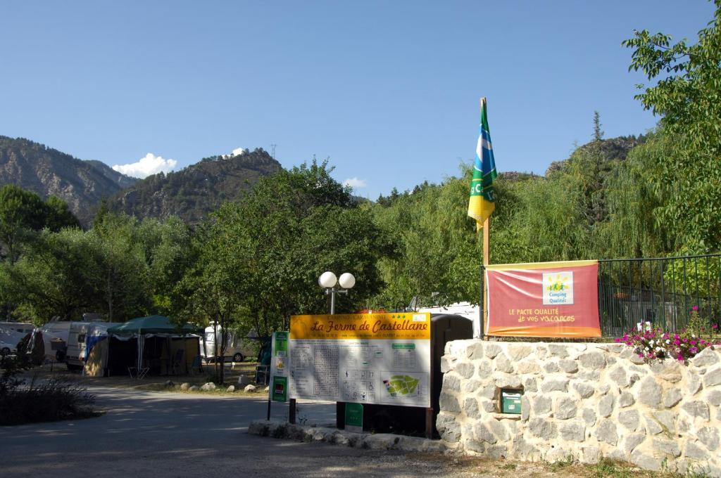 Camping La Ferme De Castellane Bagian luar foto